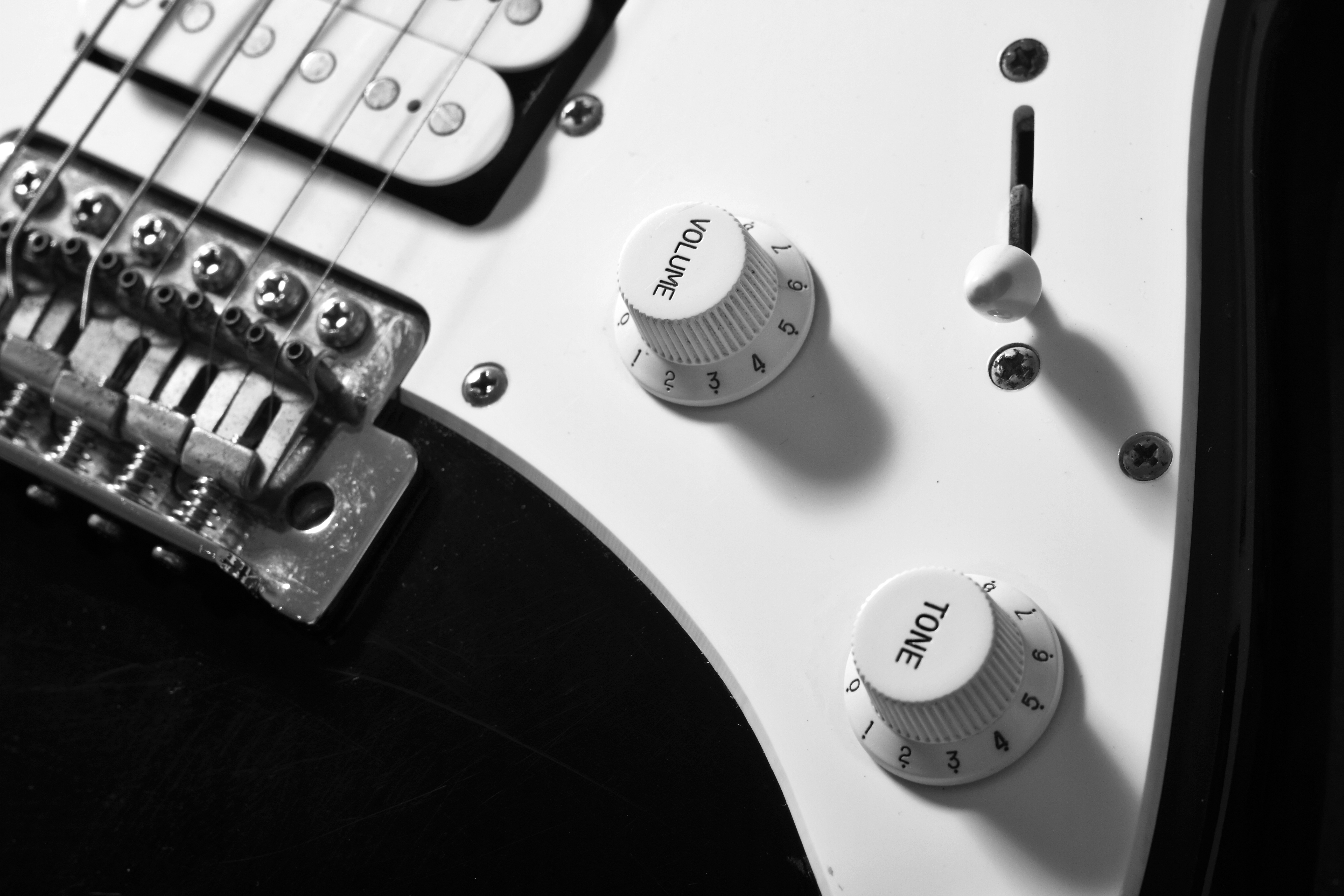 Electric guitar controls